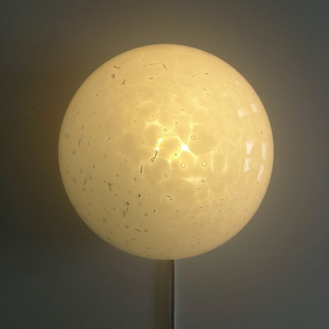 Photo by 스페이스 카우프 빈티지 / 빈티지조명.빈티지소품 on February 17, 2026. May be an image of lighting, lamp, lightbulb, lamp shade and text.