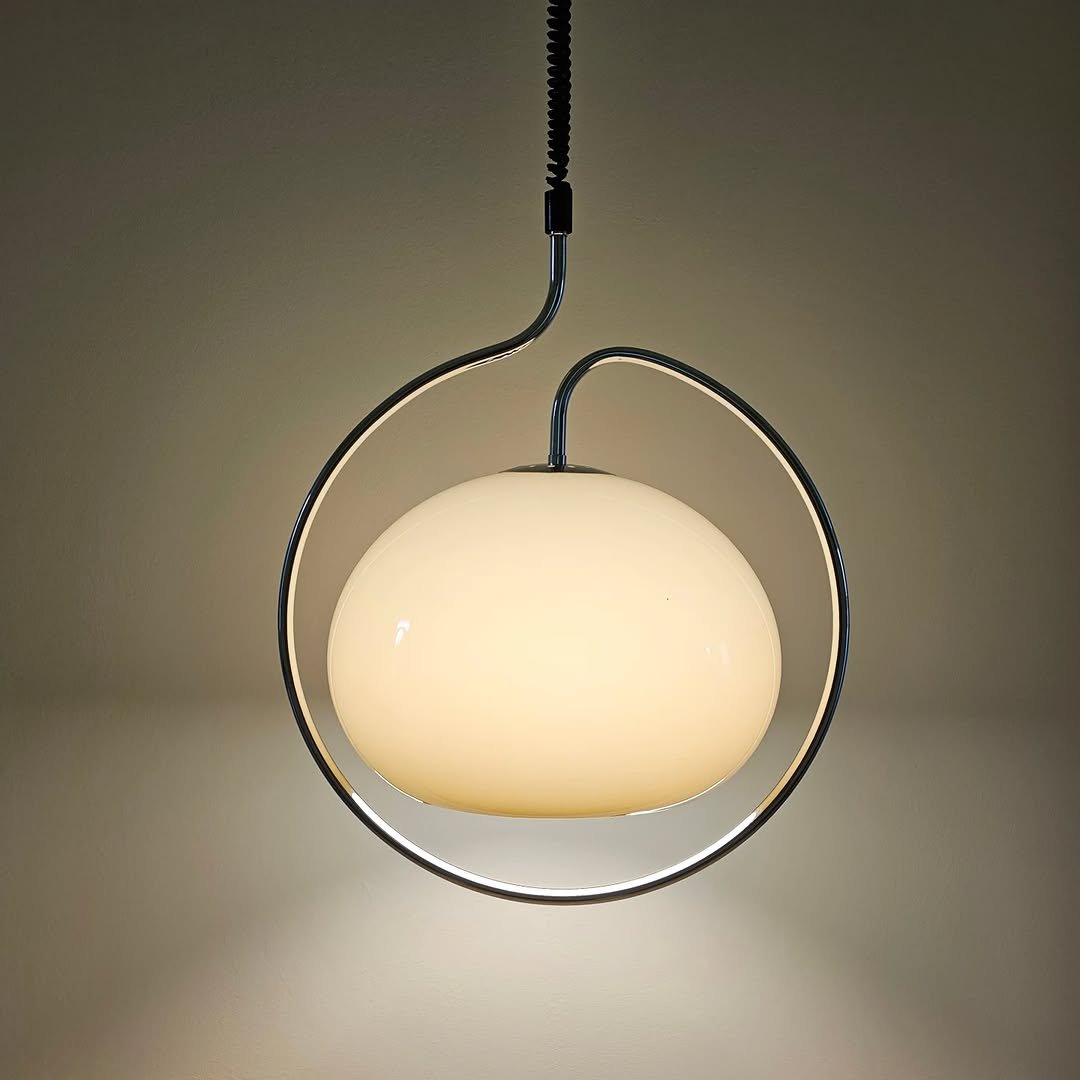 Photo by 스페이스 카우프 빈티지 / 빈티지조명.빈티지소품 on November 15, 2025. May be an image of lighting, lightbulb, lamp shade, lamp, chandelier and text.