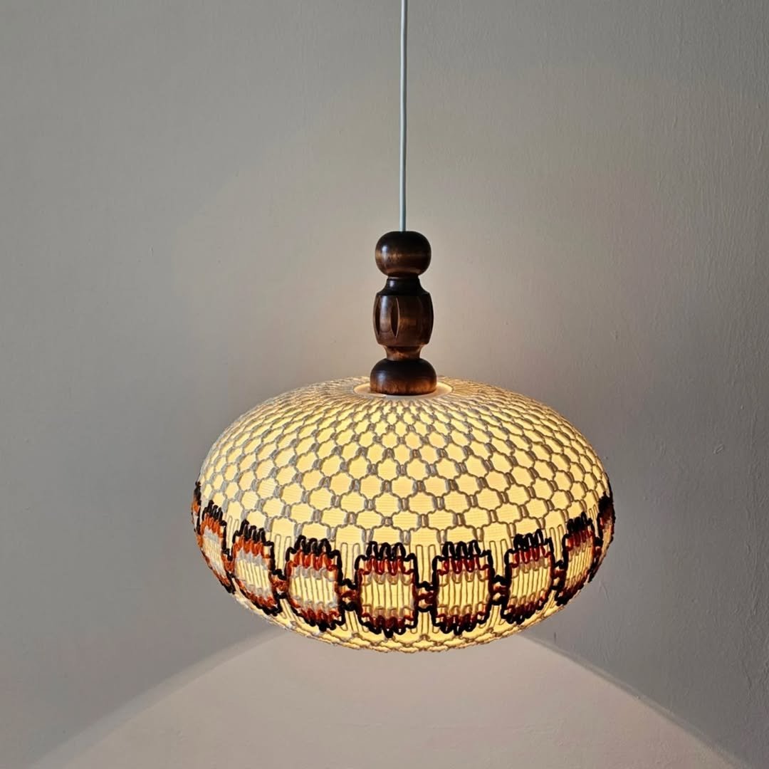 Photo by 스페이스 카우프 빈티지 / 빈티지조명.빈티지소품 on September 25, 2025. May be an image of lighting, lamp, lightbulb, lamp shade, chandelier and text.