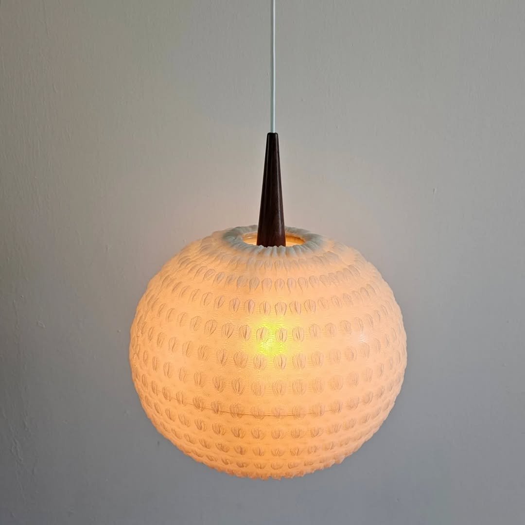 Photo by 스페이스 카우프 빈티지 / 빈티지조명.빈티지소품 on August 18, 2025. May be an image of lighting, lamp, lamp shade, lightbulb and text.
