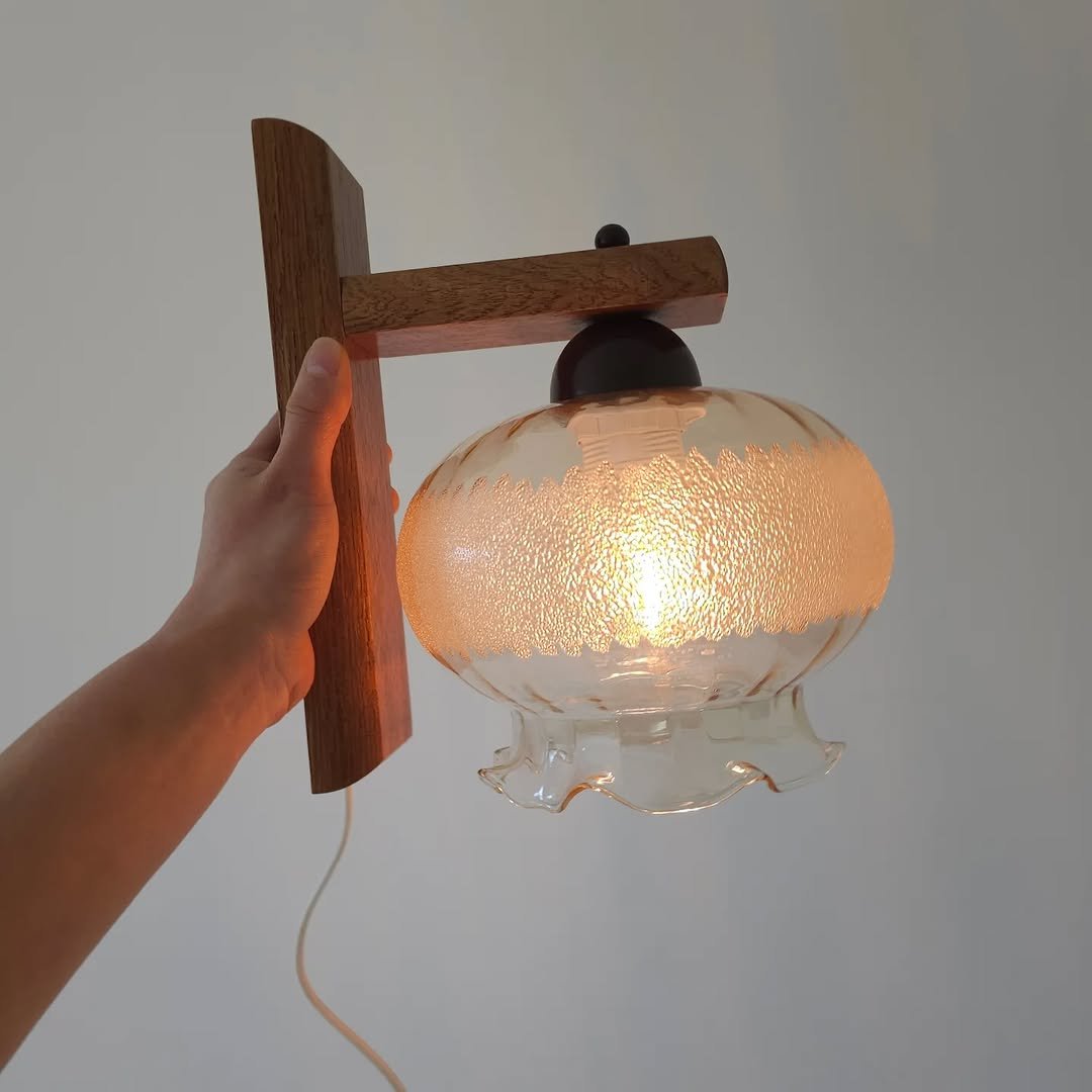 Photo by 스페이스 카우프 빈티지 / 빈티지조명.빈티지소품 on February 20, 2026. May be an image of lighting, lamp, lamp shade, lightbulb and text.