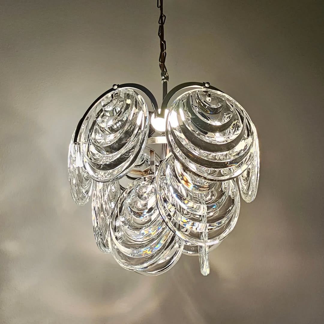 Photo by 스페이스 카우프 빈티지 / 빈티지조명.빈티지소품 on December 30, 2025. May be an image of lighting, chandelier, lightbulb and text.