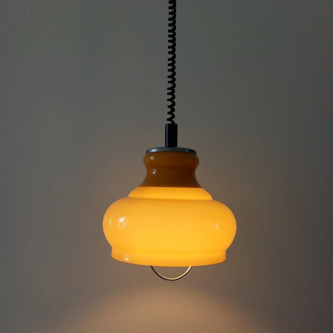 Photo by 스페이스 카우프 빈티지 / 빈티지조명.빈티지소품 on December 27, 2025. May be an image of lighting, lamp, lightbulb, lamp shade and text.