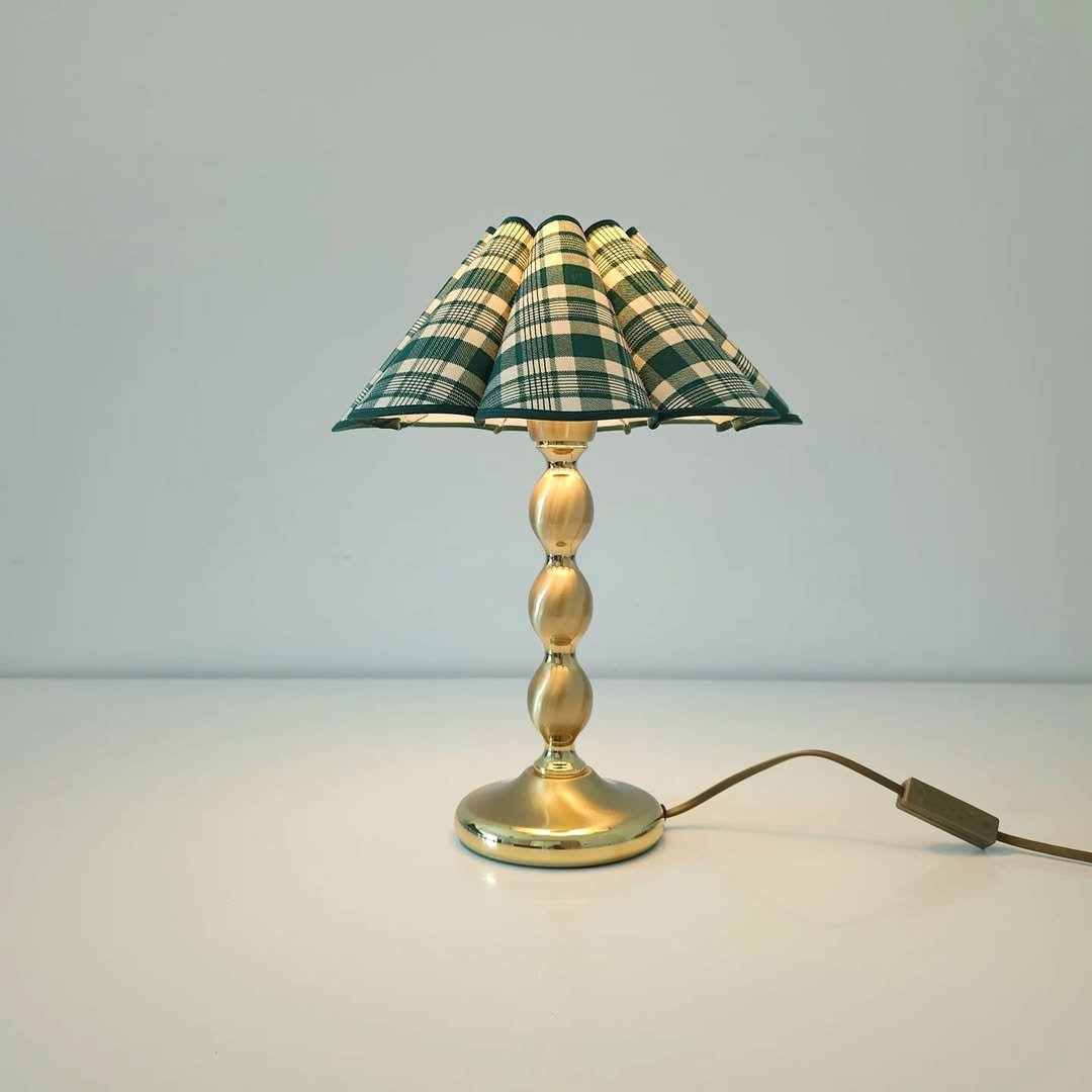 Photo by 스페이스 카우프 빈티지 / 빈티지조명.빈티지소품 on September 28, 2025. May be an image of brass, lamp, lamp shade and text.