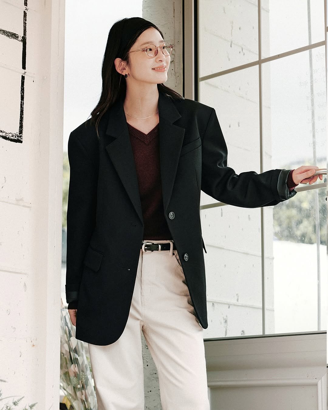 Photo by 스파오 on September 29, 2025. May be an image of overcoat, duffle coat, suit, blazer, jacket and text.