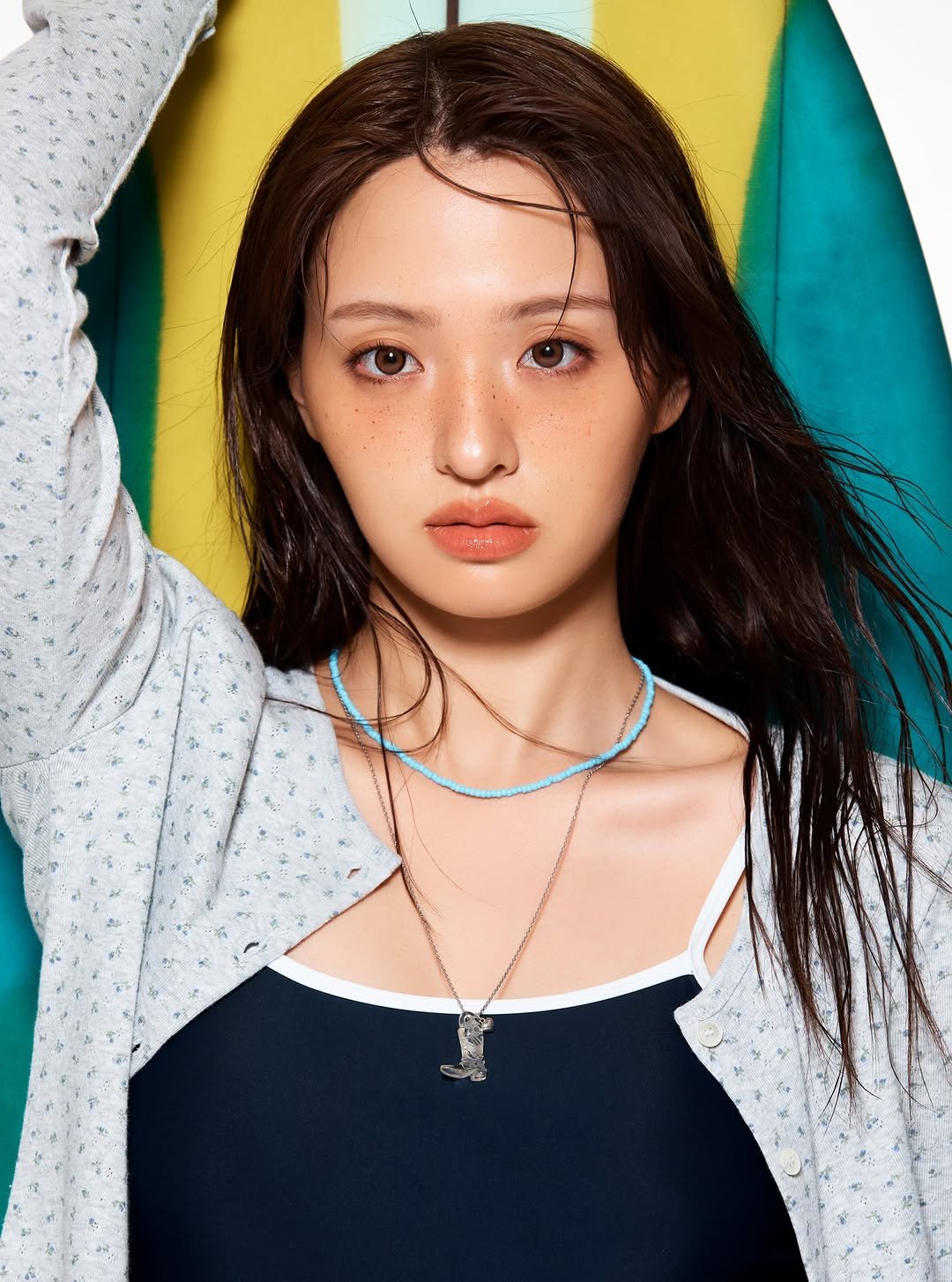 Photo by 스파오 on July 21, 2025. May be an image of 1 person, hair, makeup, choker, bolo tie, necklace and text that says 'き 西 2'.