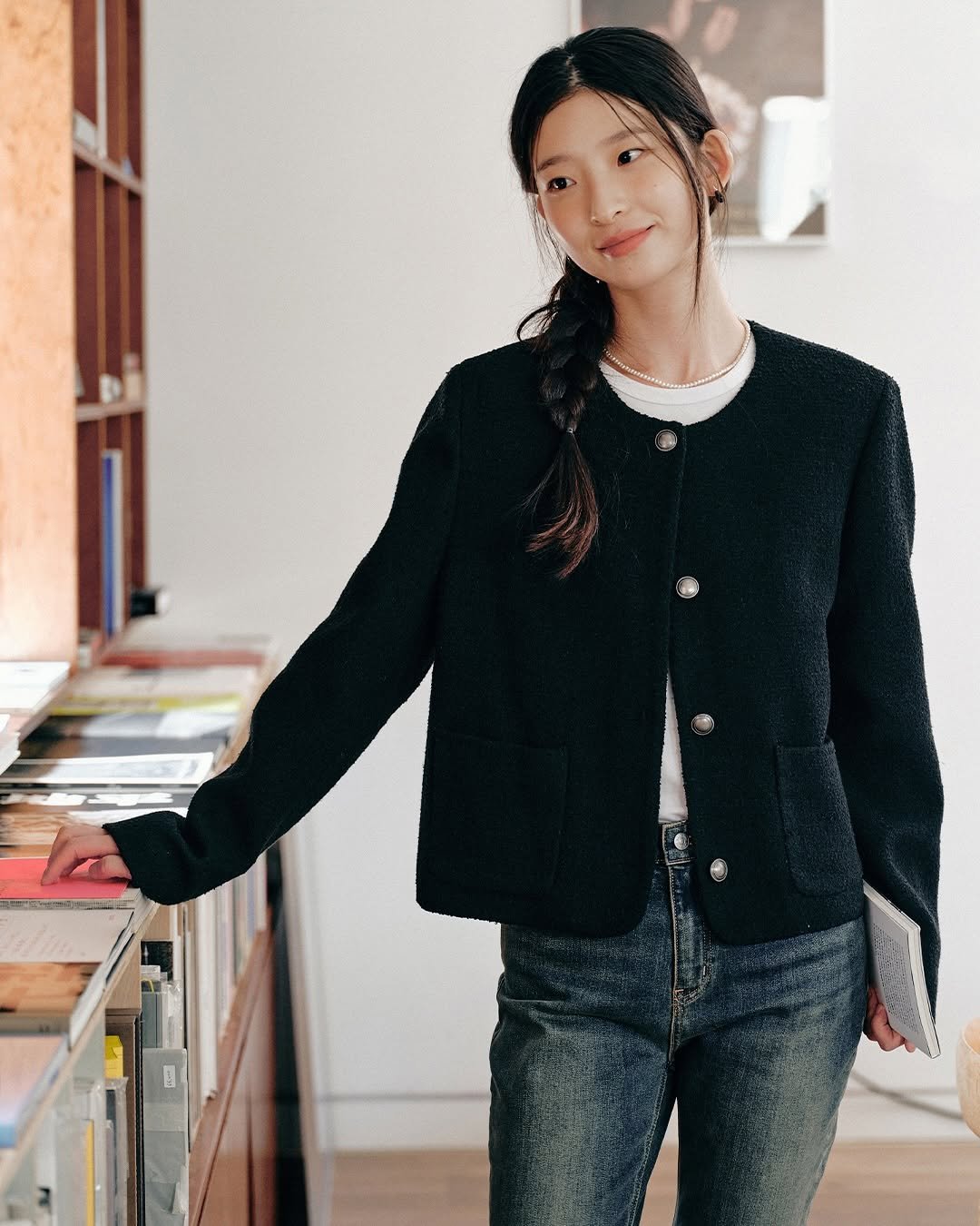 Photo by 스파오 on September 29, 2025. May be an image of duffle coat, overcoat, goosedown coat, jacket, top, blazer and text.