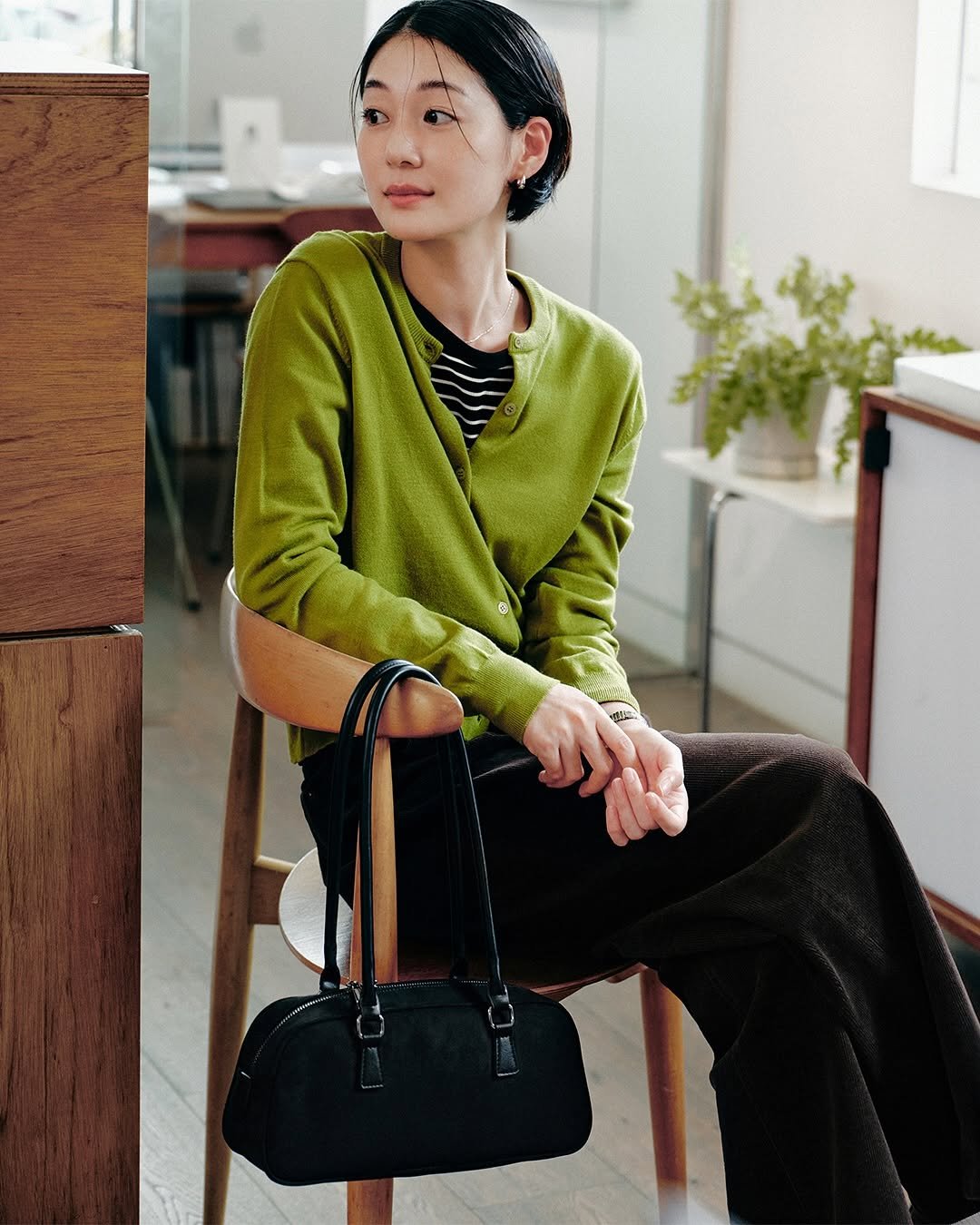 Photo by 스파오 on September 29, 2025. May be an image of knit, wool, turtleneck, purse, cardigan and text.