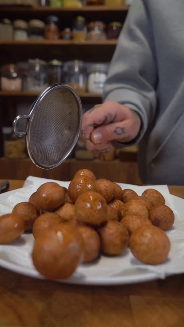 spicymoustache 게시물 이미지: Cinnamon banana balls 🍌 

Ingredients:

* 3...