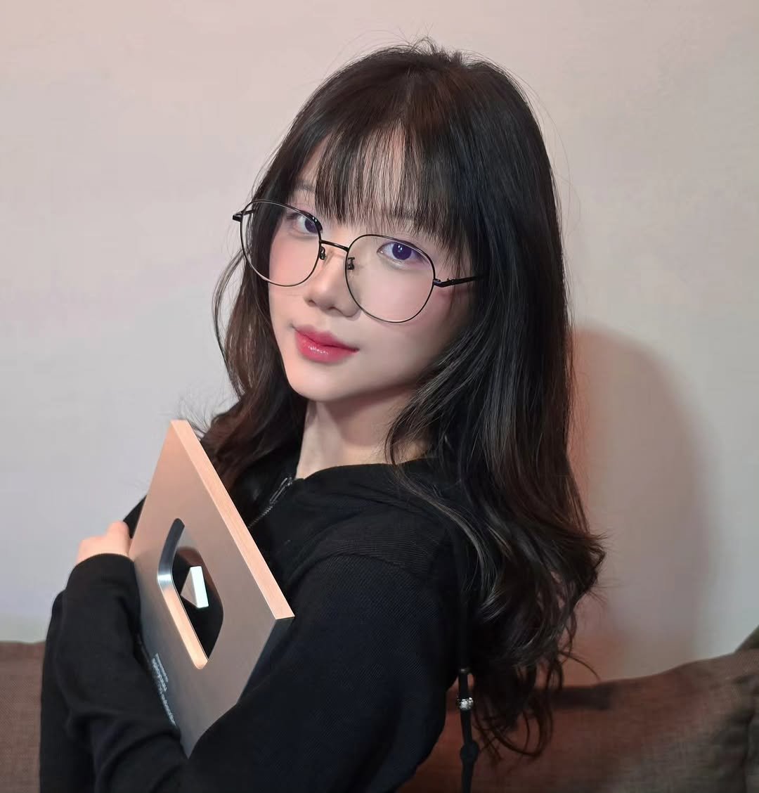 spicyuuu 게시물 이미지: First ever play button :D
Thank you 🩷

I'll...