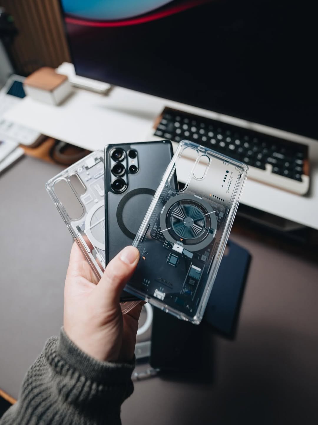 Photo by Spigen JP (シュピゲン) on April 10, 2026. May be an image of phone, mouse pad, screen, playing cards, computer keyboard and text.