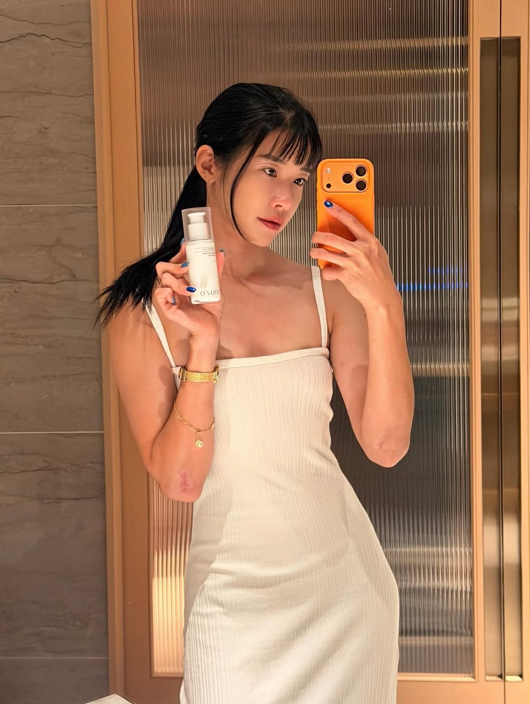 Photo shared by 봉은지 (스포츠봉) on December 02, 2025 tagging @muzo_official. May be an image of hair product, slip, hand cream, shower, bath robe, lotion and text.
