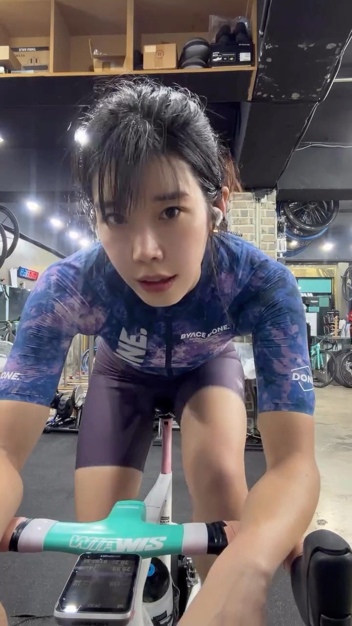sports_bong 게시물 이미지: “Indoor challenge this week: 50km 🚴‍♀️🔥

자전거가...