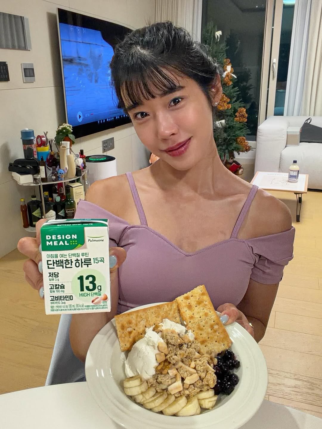 Photo shared by 봉은지 (스포츠봉) on November 27, 2025 tagging @pulmuone. May be an image of oatmeal cookies, toast, banana, pancake and text that says 'MEN Pulmuone DESIGN MEAL:: 단백질 뿌틴 단백한하루15 하루 15곡 아침을 단백한 저당 고칼슘 13 13 Ug 고비타민D HIGH 단백줄 비타민마34 OS ሔኖሉ иHHRTaH/eи Ablйo'.