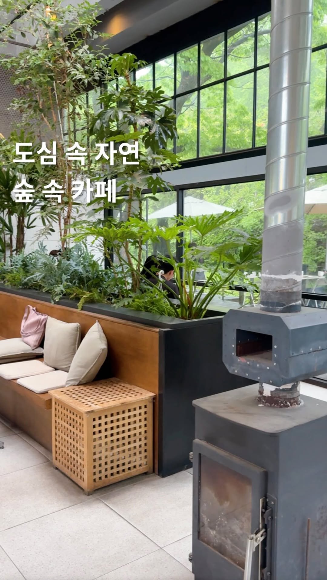 spot_anywhere 게시물 이미지: ⠀
(공유📌) 산과 계곡에 둘러쌓인 힐링 카페🍃⠀
#카페산아래⠀
⠀
도심에서 벗어나...