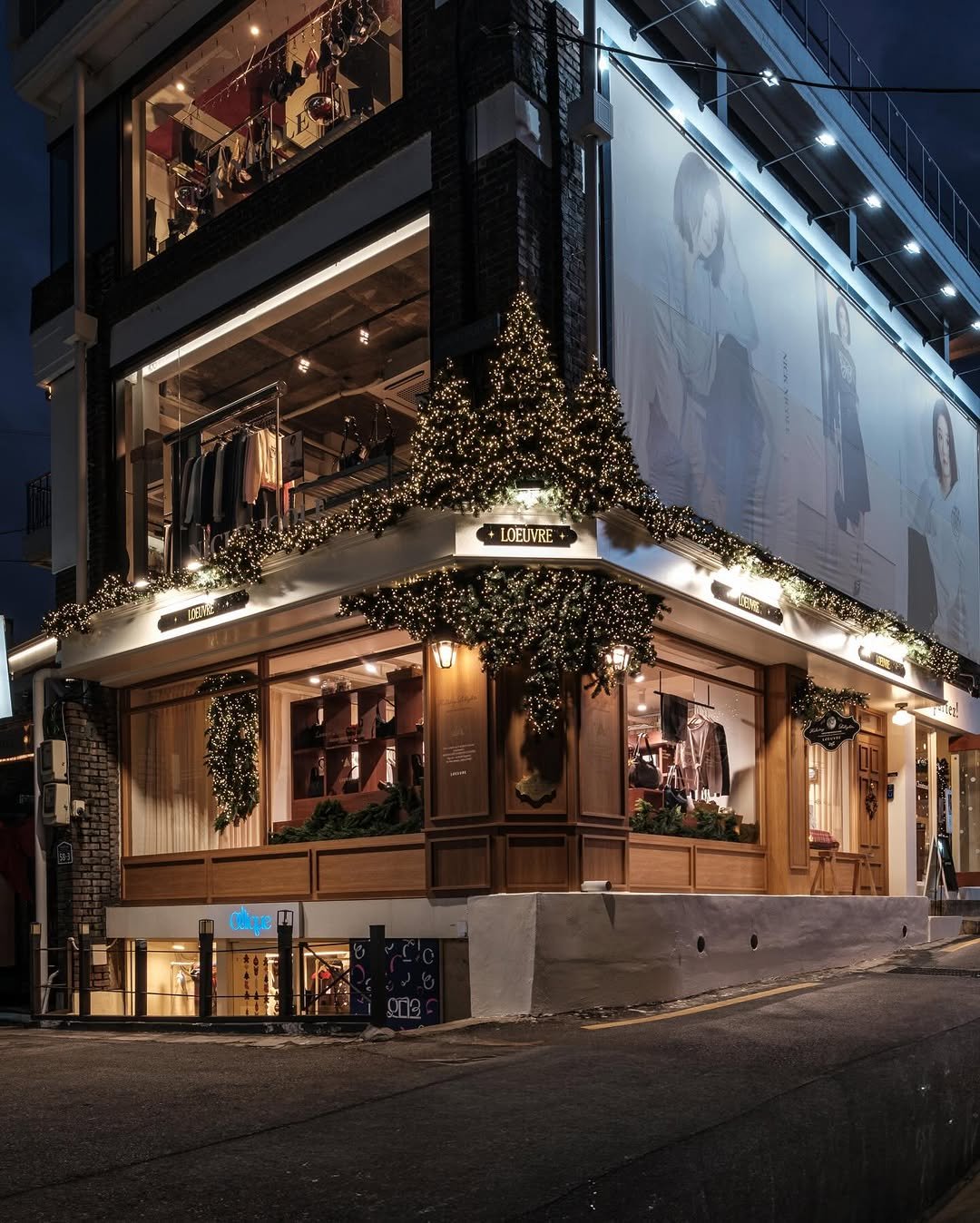 Photo shared by 스팟에디터 | 카페•스테이•디자인 스팟 on December 11, 2025 tagging @maisonloeuvre. May be an image of lighting, christmas tree, buildings and text that says '박 々 LOEUVRE แยน Cue I0'.