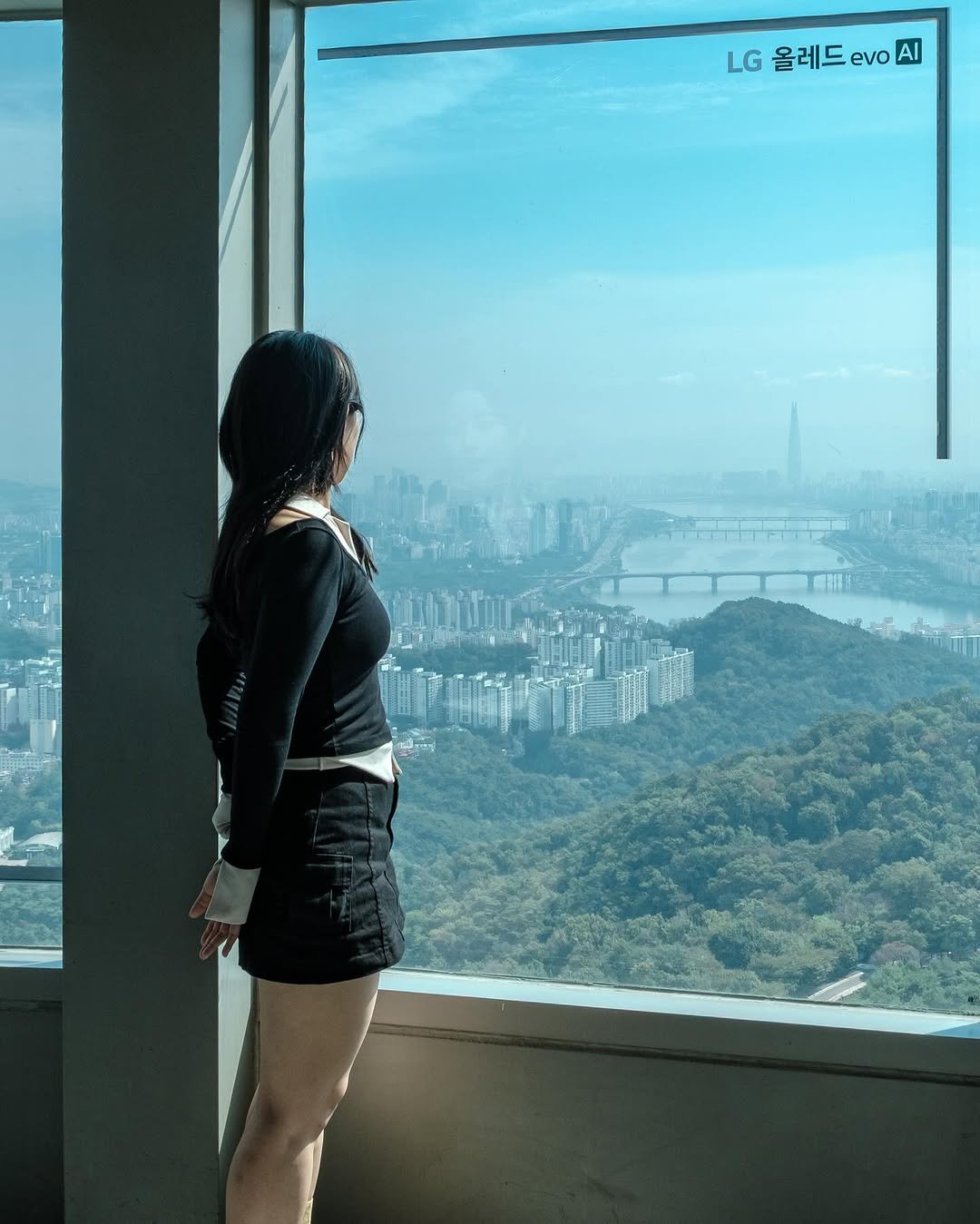 Photo shared by 스팟에디터 | 카페•스테이•디자인 스팟 on October 03, 2025 tagging @lgelectronics_kr, and @n_seoultower. May be an image of 1 person, Victoria Peak, skyscraper, tower and text.