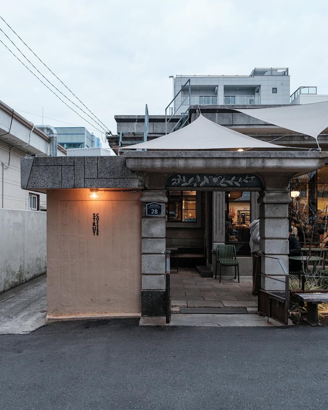 Photo shared by 스팟에디터 | 카페•스테이•디자인 스팟 on December 17, 2025 tagging @strutcoffee. May be an image of door and text.