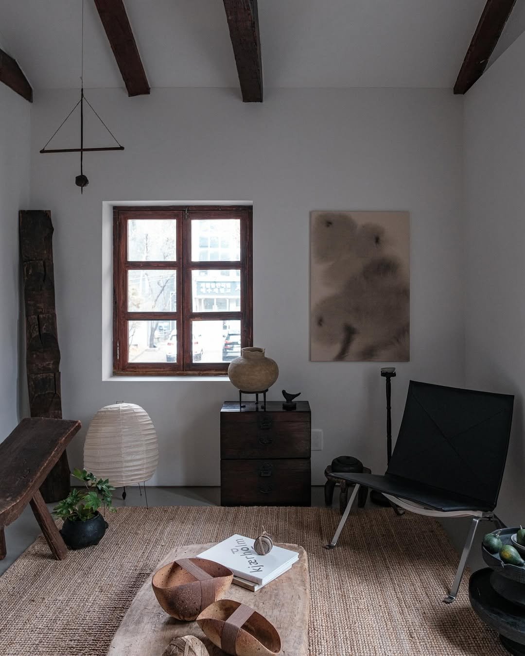 Photo shared by 스팟에디터 | 카페•스테이•디자인 스팟 on December 11, 2025 tagging @fritzhansen_korea, and @chair.magazine.c. May be an image of furniture, living room, indoors and text.