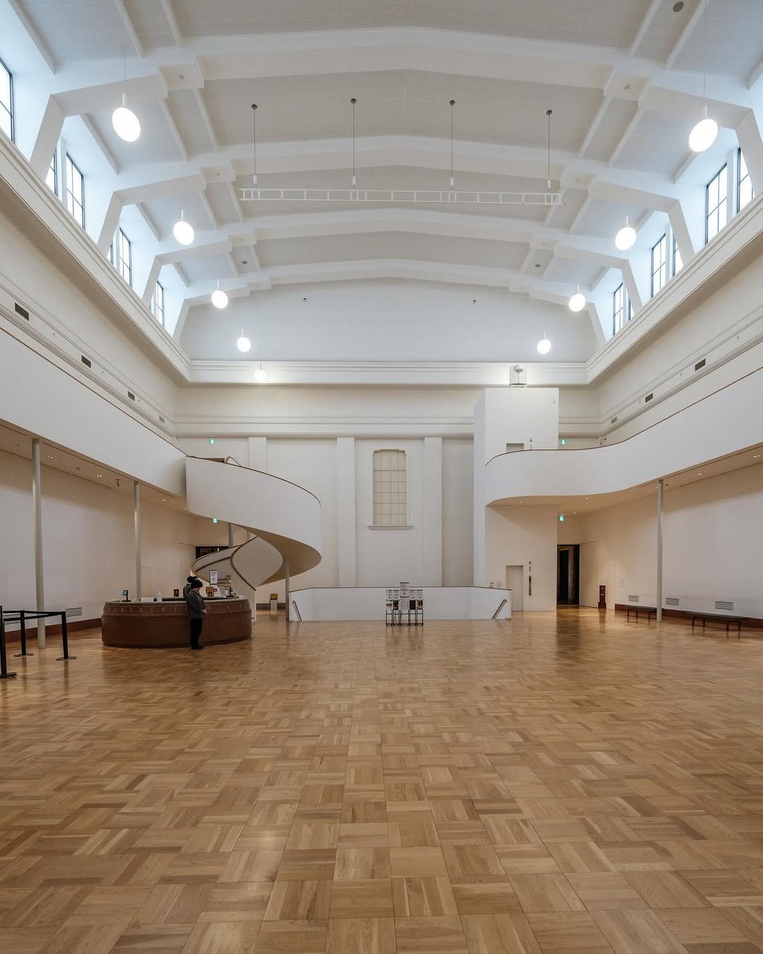 Photo shared by 스팟에디터 | 카페•스테이•디자인 스팟 on December 22, 2025 tagging @kyotocitykyoceramuseum. May be an image of text.