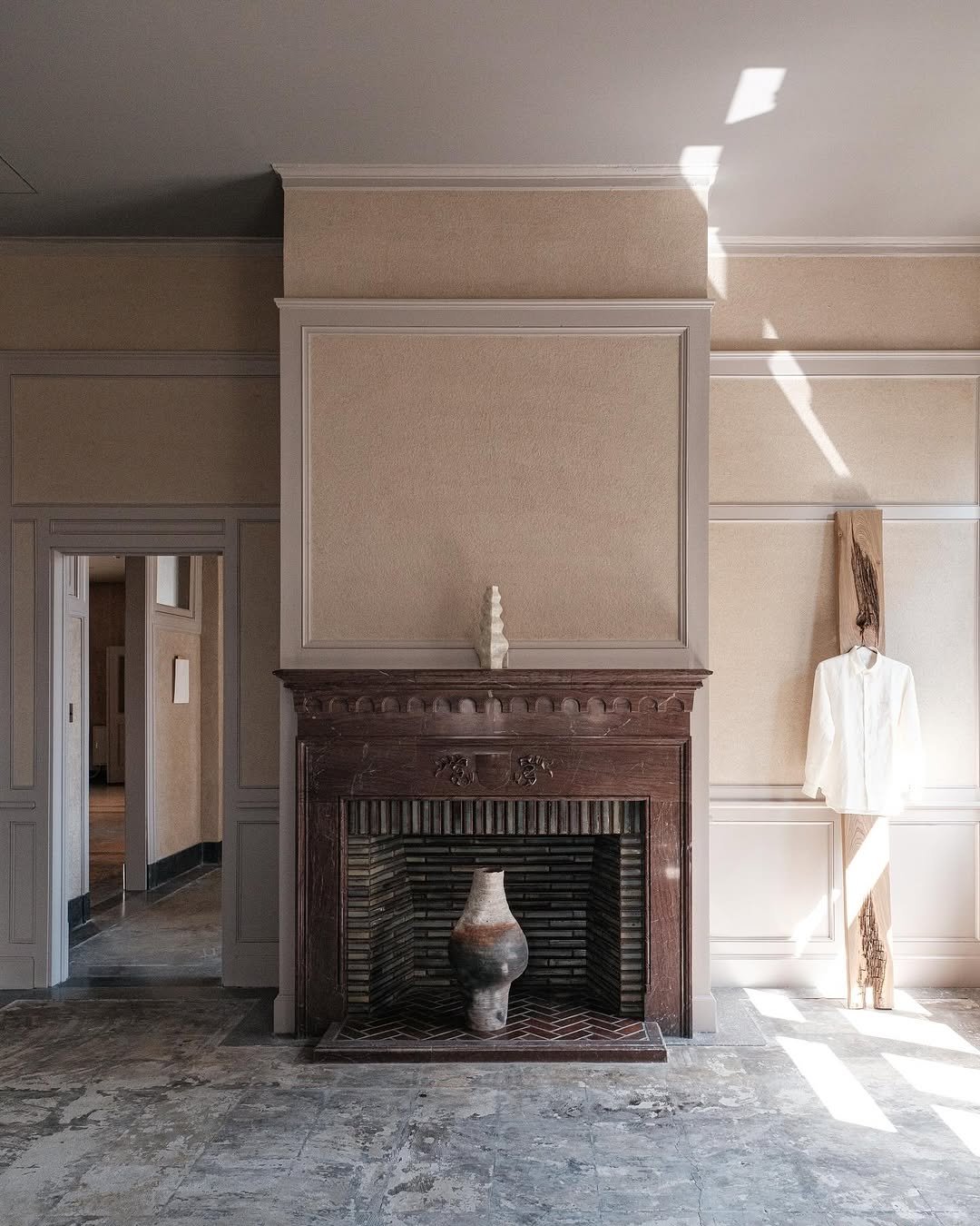 Photo shared by 스팟에디터 | 카페•스테이•디자인 스팟 on September 25, 2025 tagging @teruhiroyanagiharastudio. May be an image of fireplace, hearth, indoors and text.