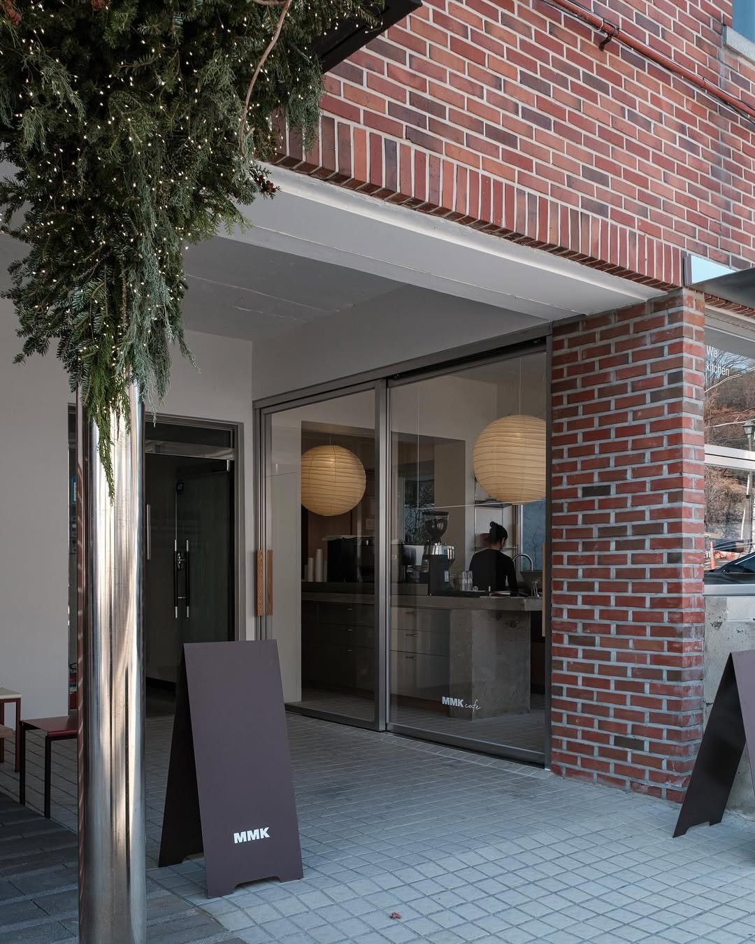 Photo shared by 스팟에디터 | 카페•스테이•디자인 스팟 on December 19, 2025 tagging @museumofmodernkitchen. May be an image of display case, sliding door, brick wall and text.