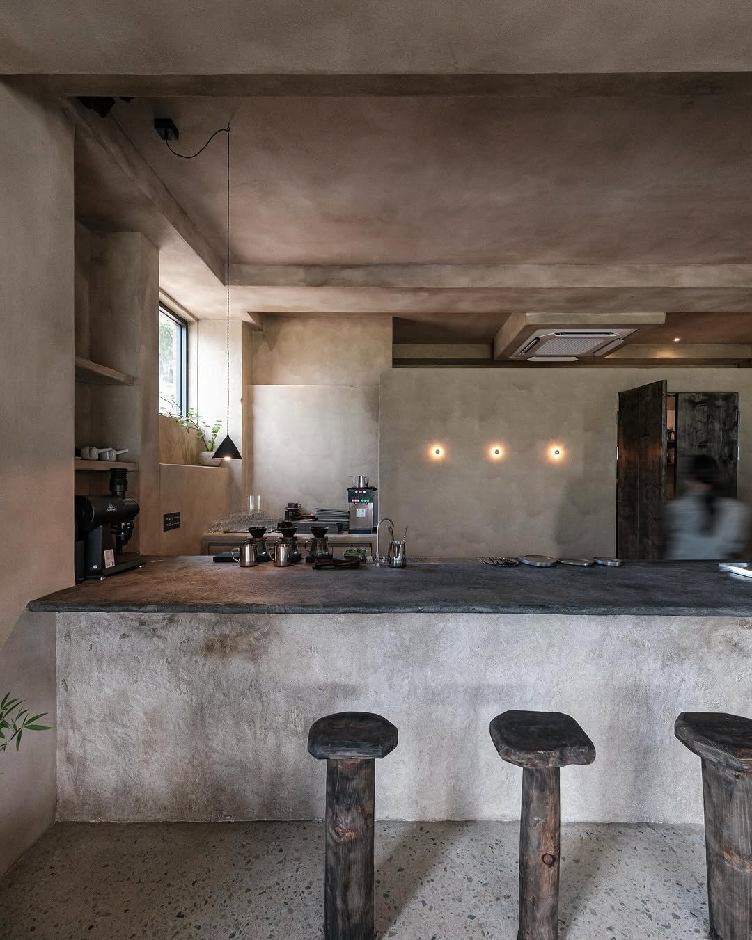 Photo shared by 스팟에디터 | 카페•스테이•디자인 스팟 on September 26, 2025 tagging @so.gyeong.gye. May be an image of sink, wash basin, indoors and text.