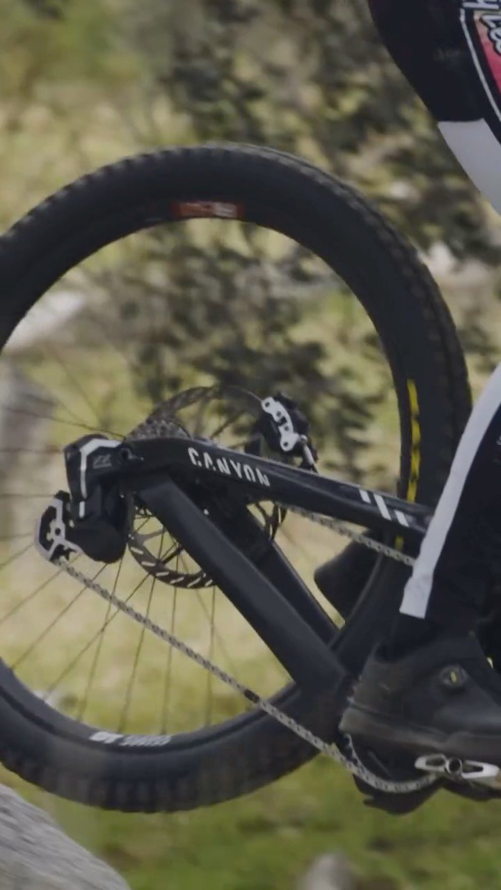 srammtb 게시물 이미지: The wait’s over. 🚨
XX DH SRAM drivetrain just...