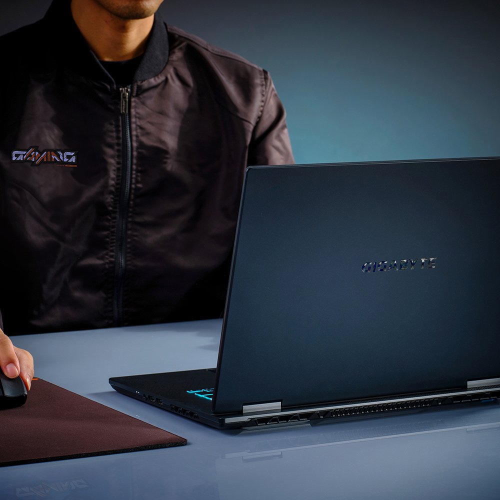 Photo by 에스라이즈 on January 07, 2026. May be an image of laptop, tablet, computer keyboard, mouse pad and text.