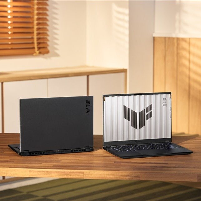 Photo by 에스라이즈 on January 06, 2026. May be an image of mouse pad, laptop, amplifier and text that says 'TUF se'.