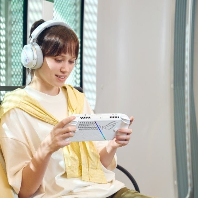 Photo by 에스라이즈 on January 06, 2026. May be an image of controller, phone, screen, stereo, projector, tablet, portable cassette player and text.