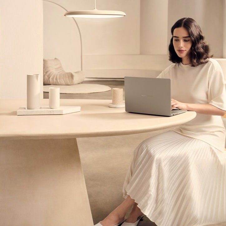 Photo by 에스라이즈 on February 19, 2026. May be an image of table, desk, bureau, laptop, office and text.