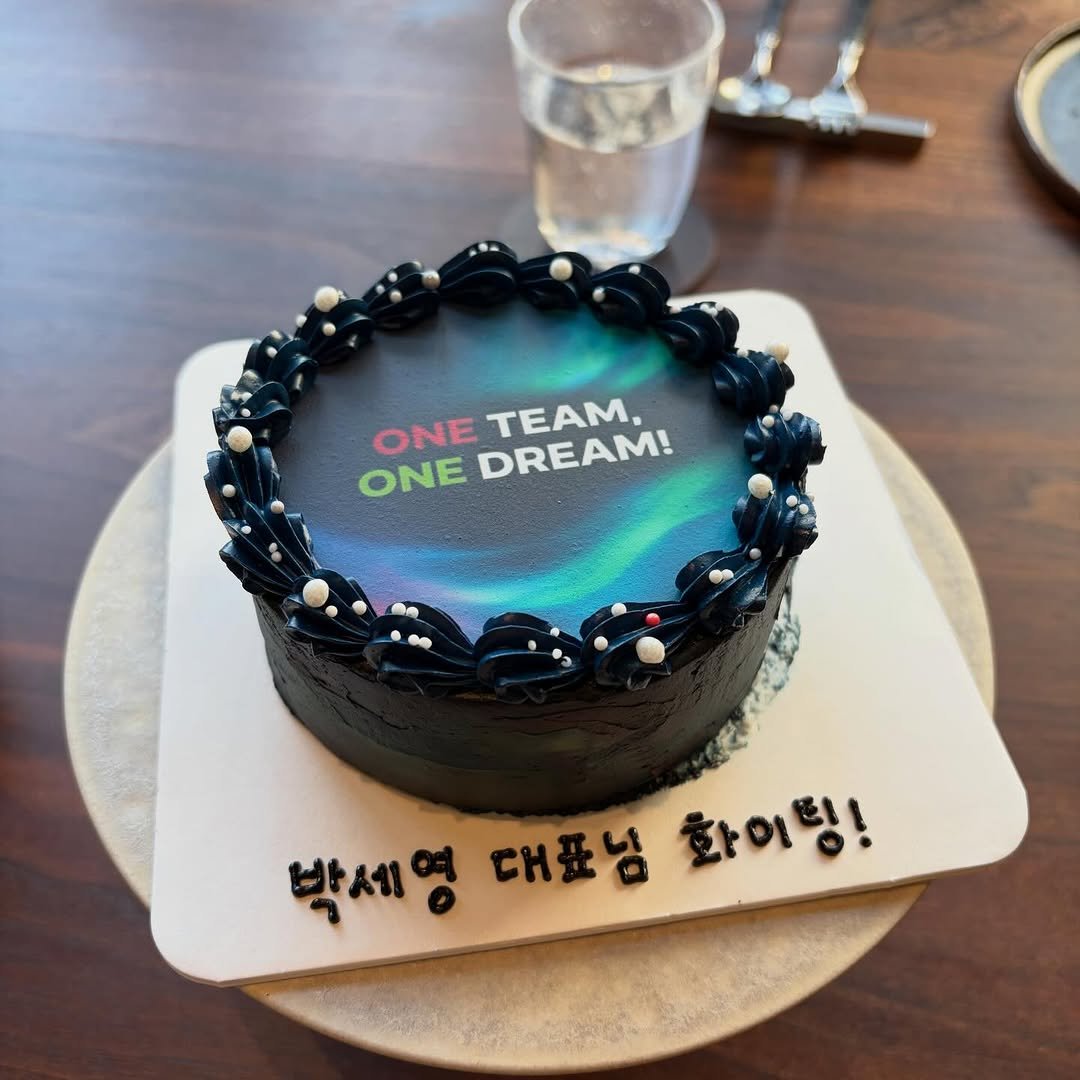 Photo by 박세영 on February 02, 2026. May be an image of cake and text that says 'ONE TEAM, ΟΝΕ DREAM! 박세 대표님 화이팅! 화이'.