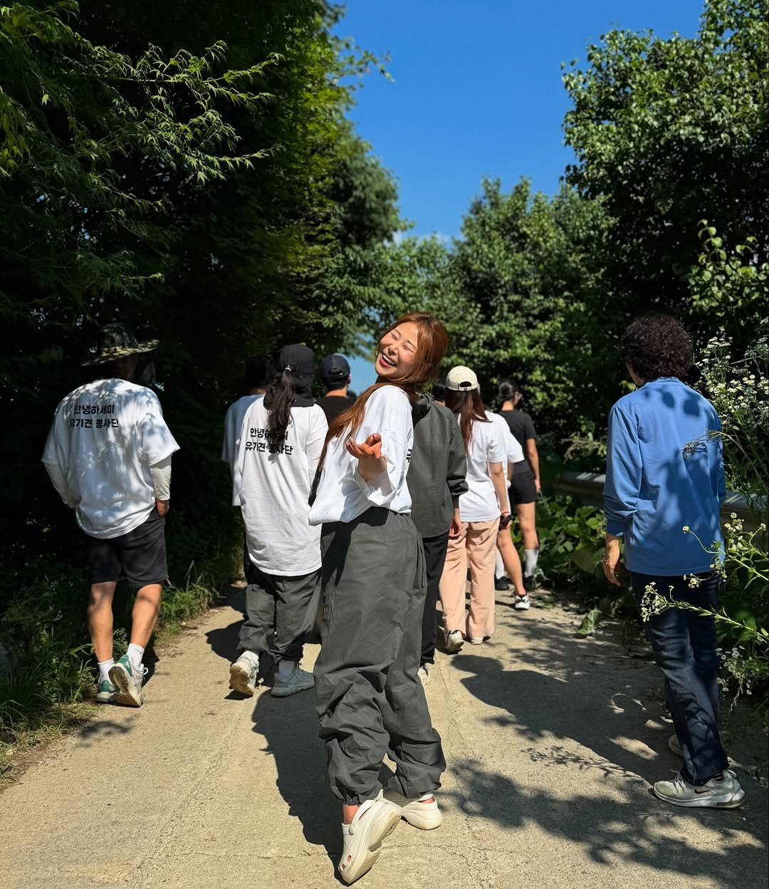 Photo by 박세미 on June 22, 2025. May be an image of 7 people, people standing and text.