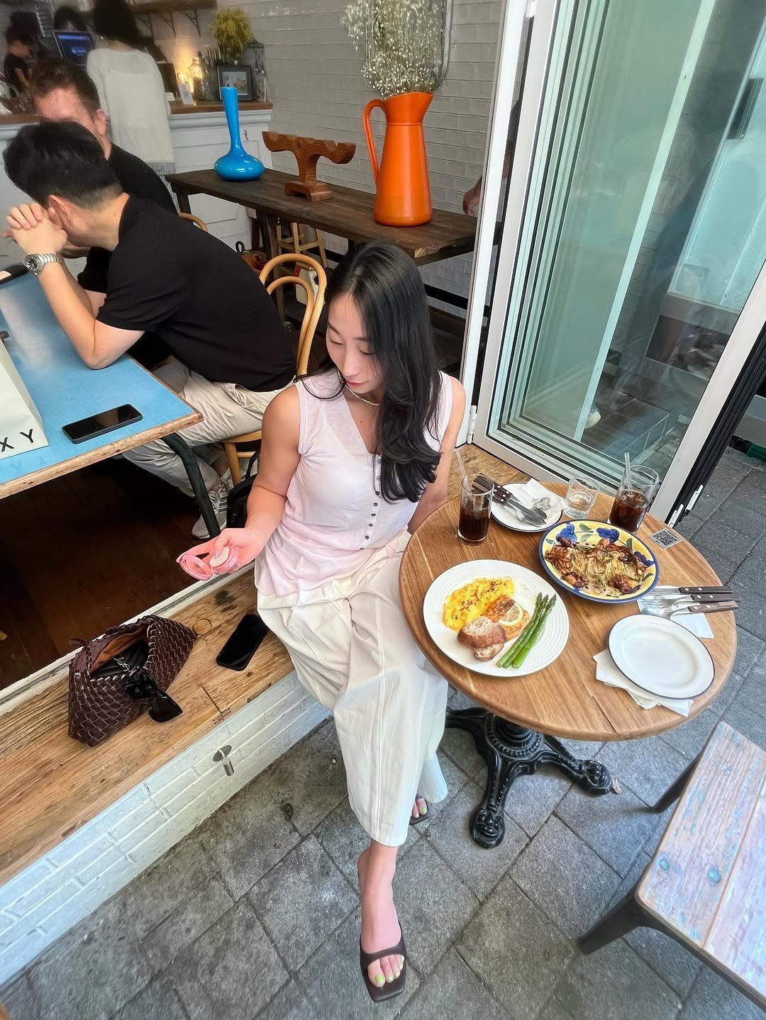 sseon__ya 게시물 이미지: 덥고 습해지기전 막바지 테라스🌱☕️🥐
성수동 오는길 하나도안막히고 짧게 잘놀구튀튀