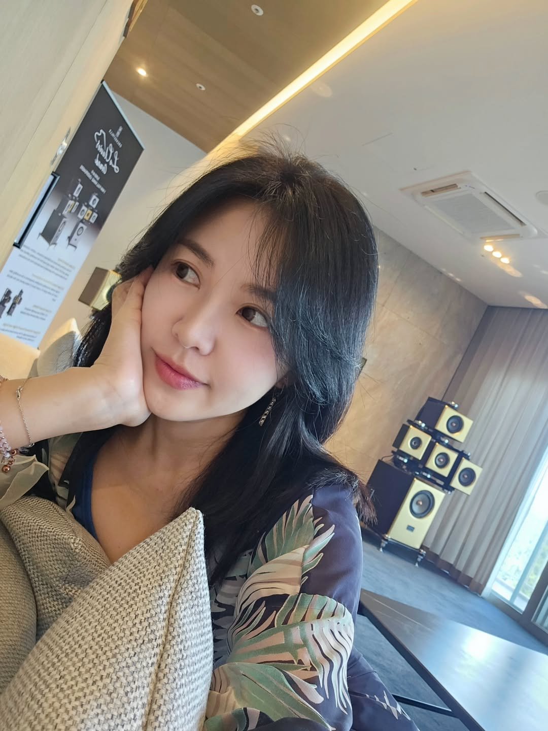 Photo shared by 슈쌤 on August 04, 2025 tagging @sshoosam, @movata_official, and @shu_shonefrau. May be a selfie of 1 person, hair, smiling, top and text.