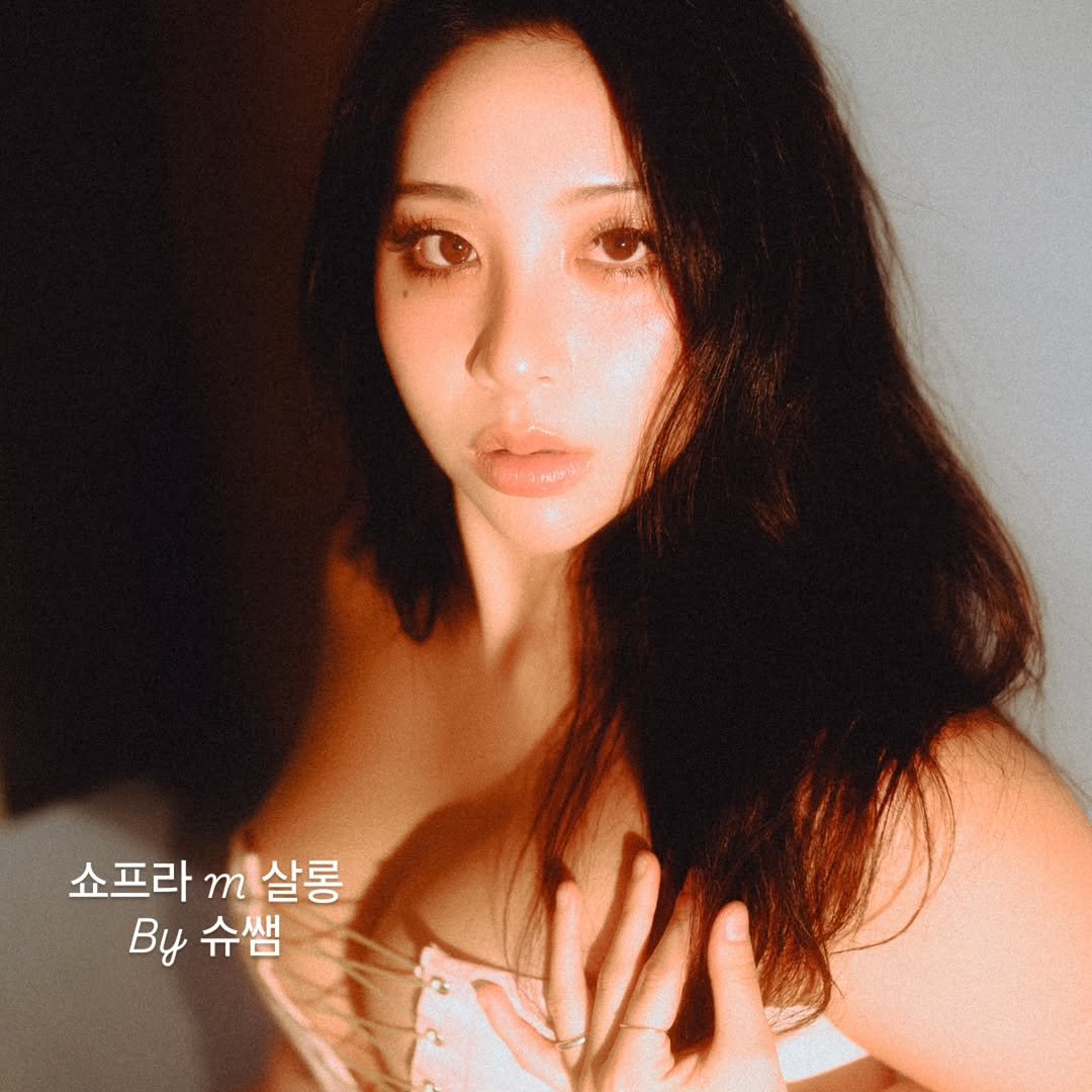 Photo shared by 슈쌤 on October 04, 2025 tagging @sshoosam. May be an image of 1 person, hair, bra and text that says '쇼프라ㄲ살롱 쇼프라 m 살롱 By B슈쌤 슈쌤'.