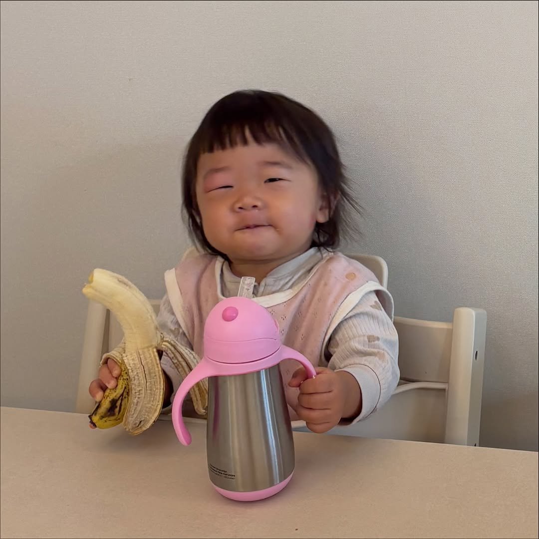 Photo by 장은지 (종지부부 도+움엄마👶🏻) on November 01, 2025. May be an image of child, banana, water bottle, bottle, cornflower and text.