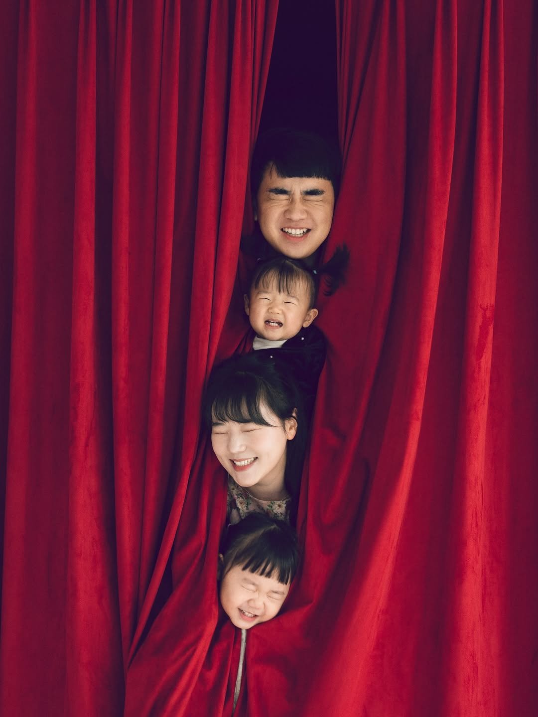 Photo by 장은지 (종지부부 도+움엄마👶🏻) on December 24, 2025. May be an image of child, curtains and text.