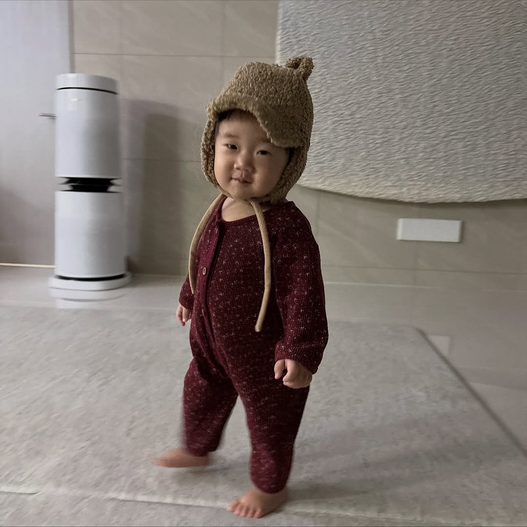 Photo by 장은지 (종지부부 도+움엄마👶🏻) on October 21, 2025. May be an image of baby, hat, snowsuit, knit and text.