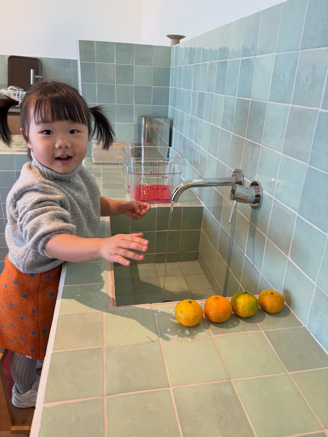 Photo by 장은지 (종지부부 도+움엄마👶🏻) on December 04, 2025. May be an image of child, sink, water filter, grapefruit and text.