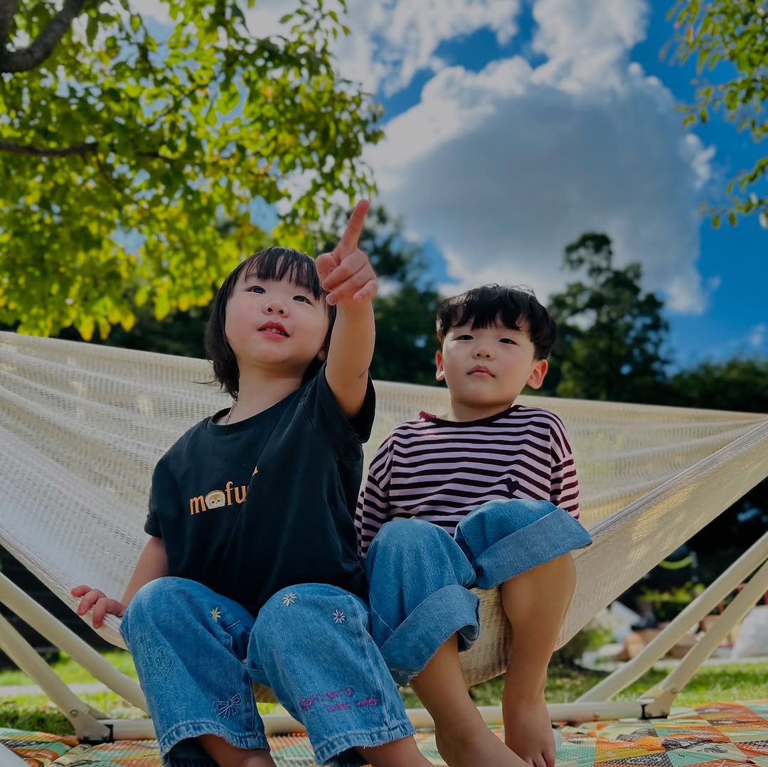 Photo by 장은지 (종지부부 도+움엄마👶🏻) on September 21, 2025. May be an image of 2 people, child, people camping, deck chair, baby bed, beanbag chair, hammock, picnic and text that says 'mafu mafu mot'.