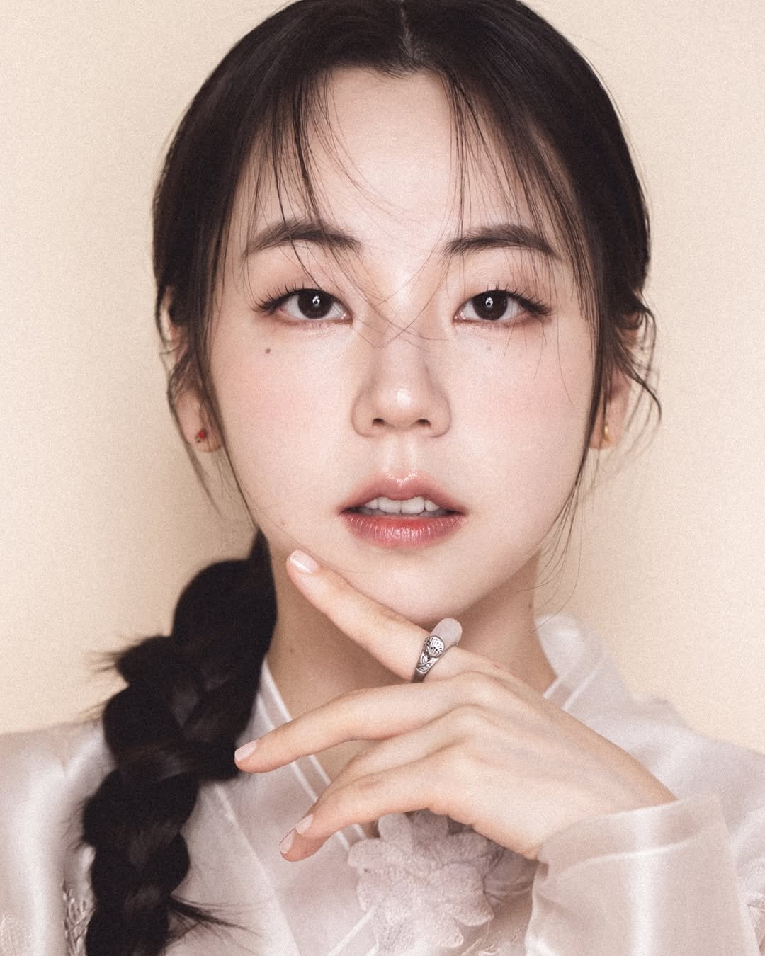 Photo shared by 안소희 on January 09, 2026 tagging @hearts_lxxjuhyun, @photokyj80, @hearts_na, @hearts_ultrapeku, @joohee_nam, and @seoul_frame.official. May be a closeup of one or more people, braids, makeup and text.