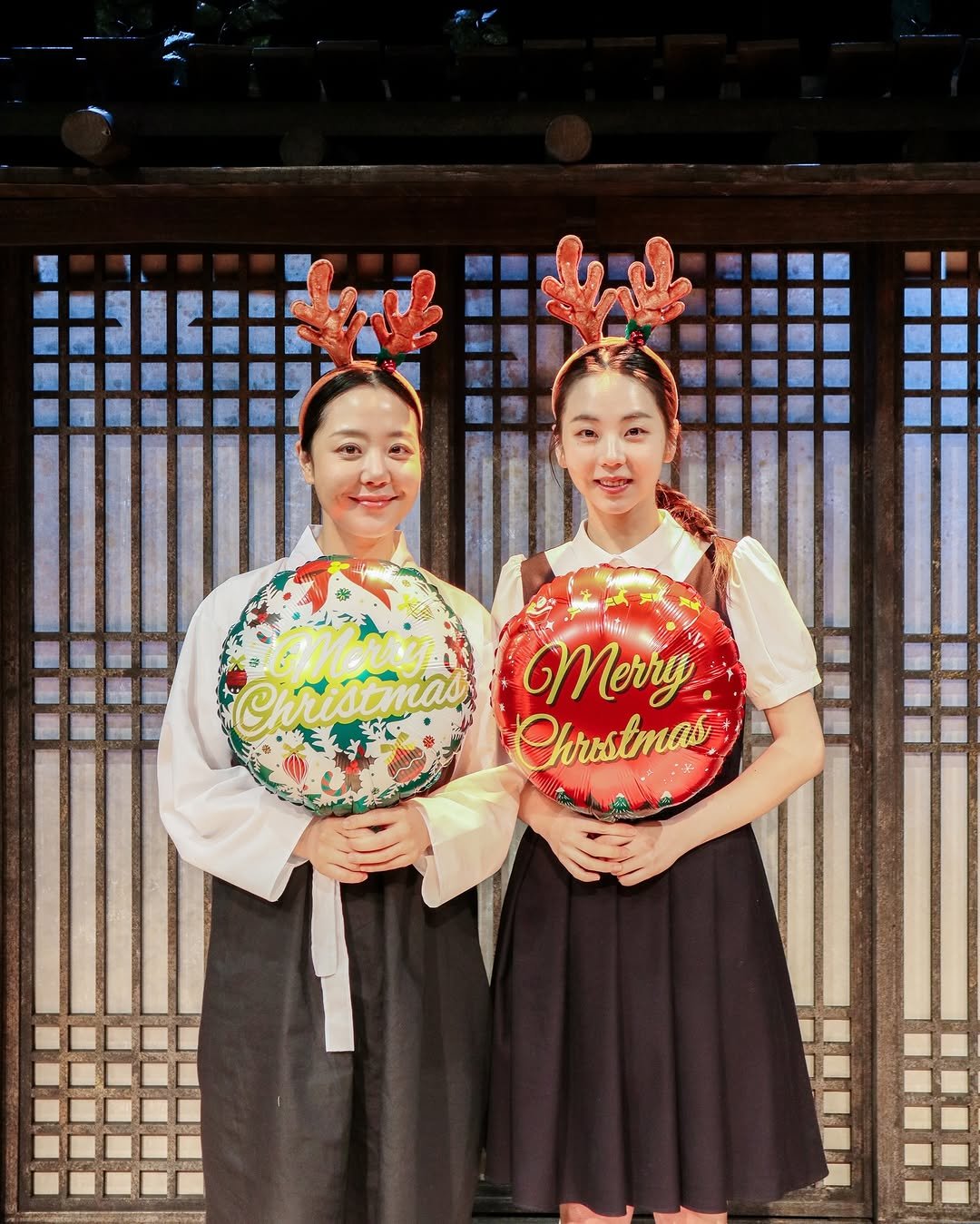 Photo shared by 안소희 on December 25, 2025 tagging @elliejihae, and @theater_ganda. May be an image of one or more people and text that says 'Morig Christmas Merry Chrostmas'.