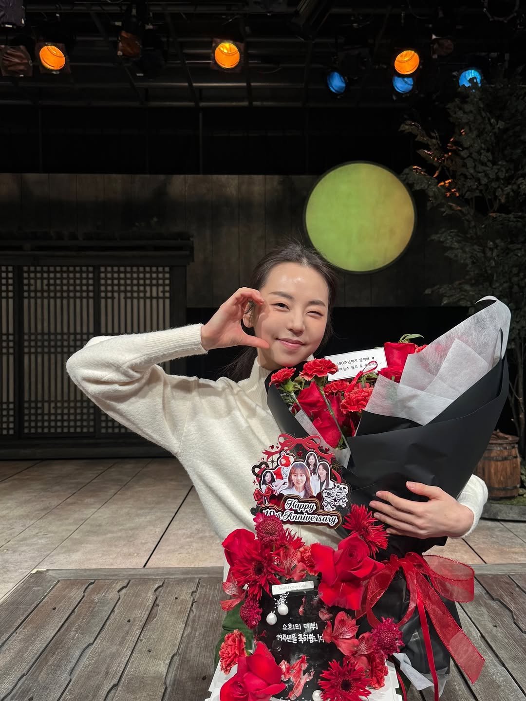 Photo by 안소희 on February 10, 2026. May be an image of flower arrangement, prairie gentian, white lily, baby's-breath, rose, carnation and text.