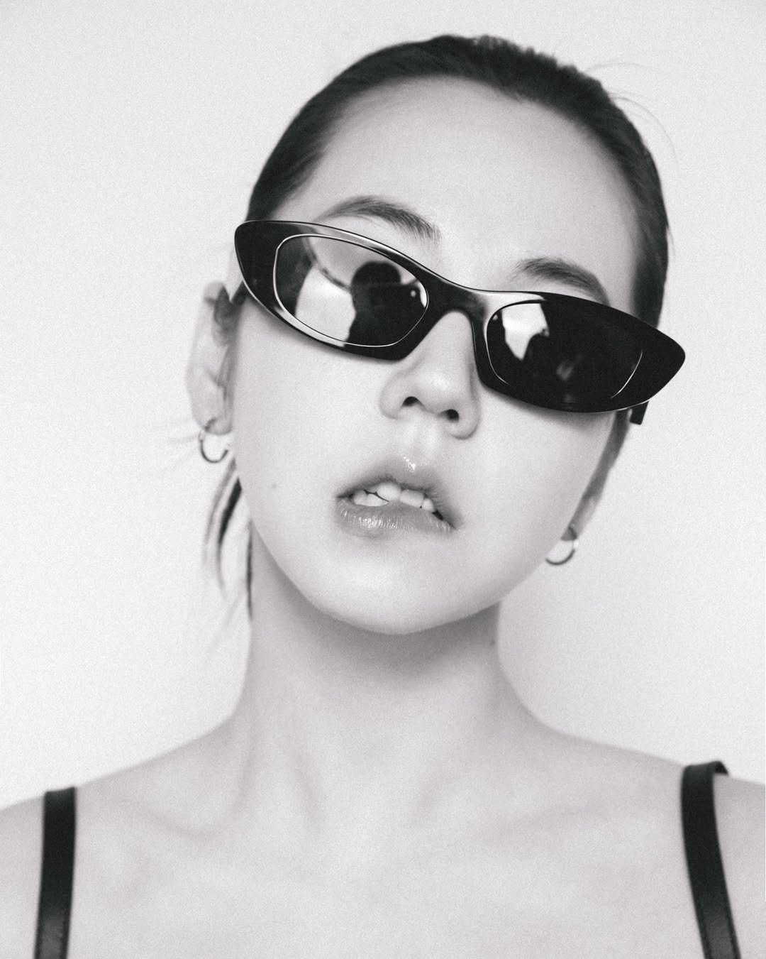 Photo shared by 안소희 on January 11, 2026 tagging @hearts_lxxjuhyun, @hearts_na, @hearts_ultrapeku, @joohee_nam, @seoul_frame.official, and @sf_nohseungyoon. May be a black-and-white image of one or more people, makeup, hair, eye patch, sunglasses, glasses and text.