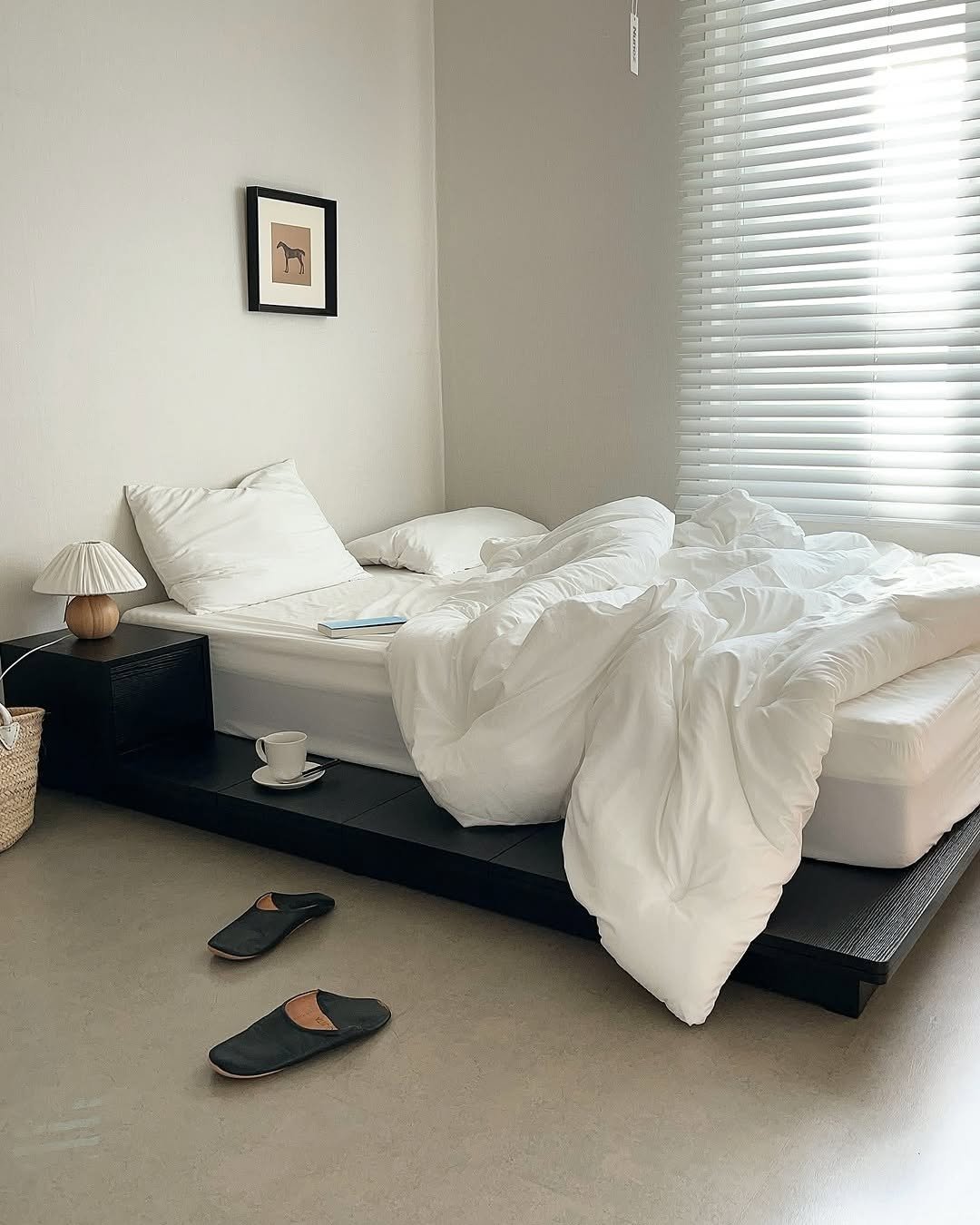 Photo by 🛋️ 썸앤데코 OFFICIAL on December 26, 2025. May be an image of mosquito net, mattress, chaise lounge, bed, bedroom, indoors and text.