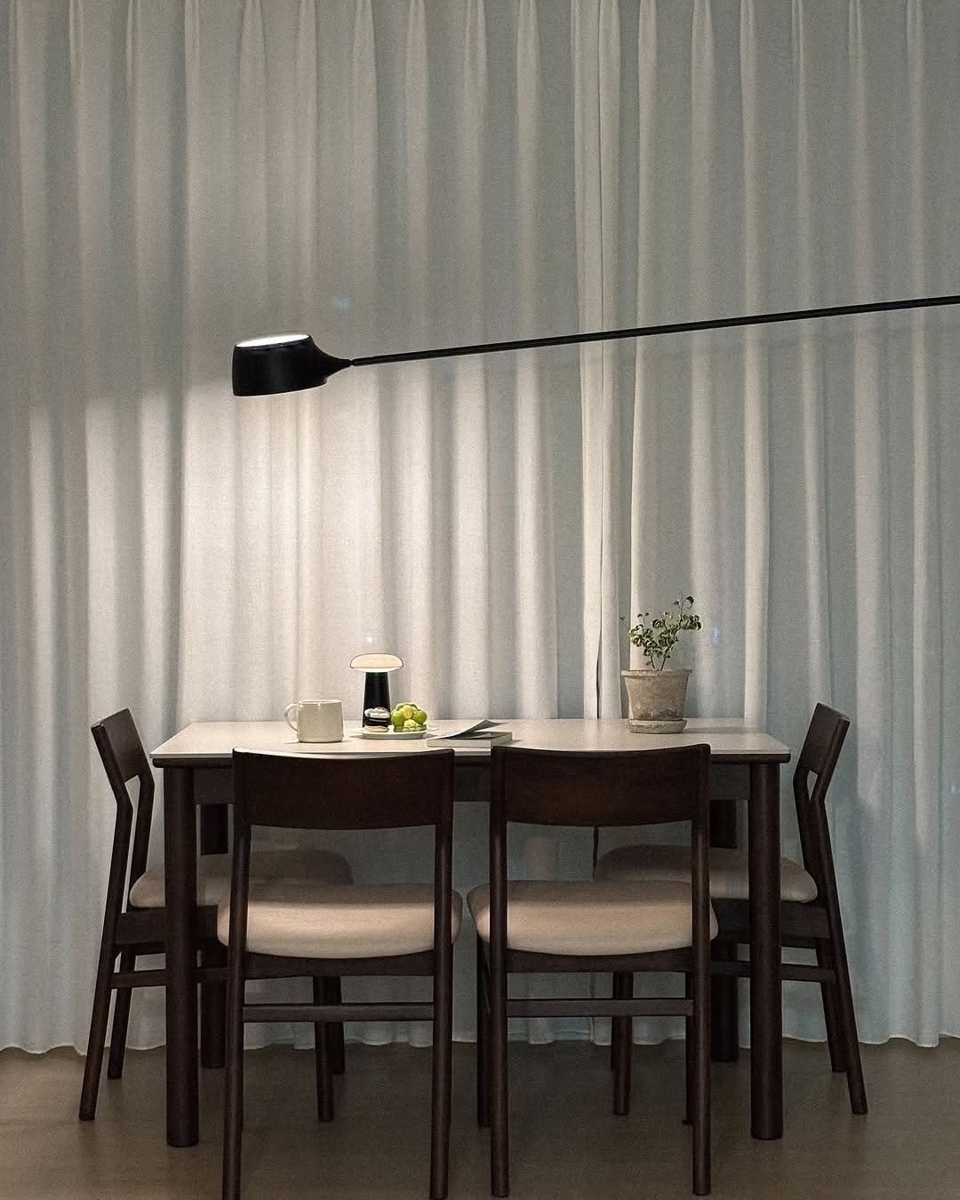 Photo by 🛋️ 썸앤데코 OFFICIAL on August 16, 2025. May be an image of lighting, curtains, lamp, indoors and text.