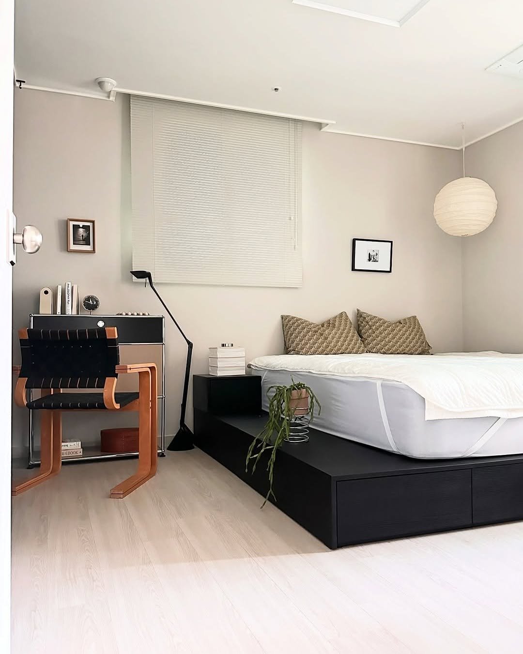 Photo by 🛋️ 썸앤데코 OFFICIAL on August 15, 2025. May be an image of bed, headboard, mattress, indoors, bedroom and text.