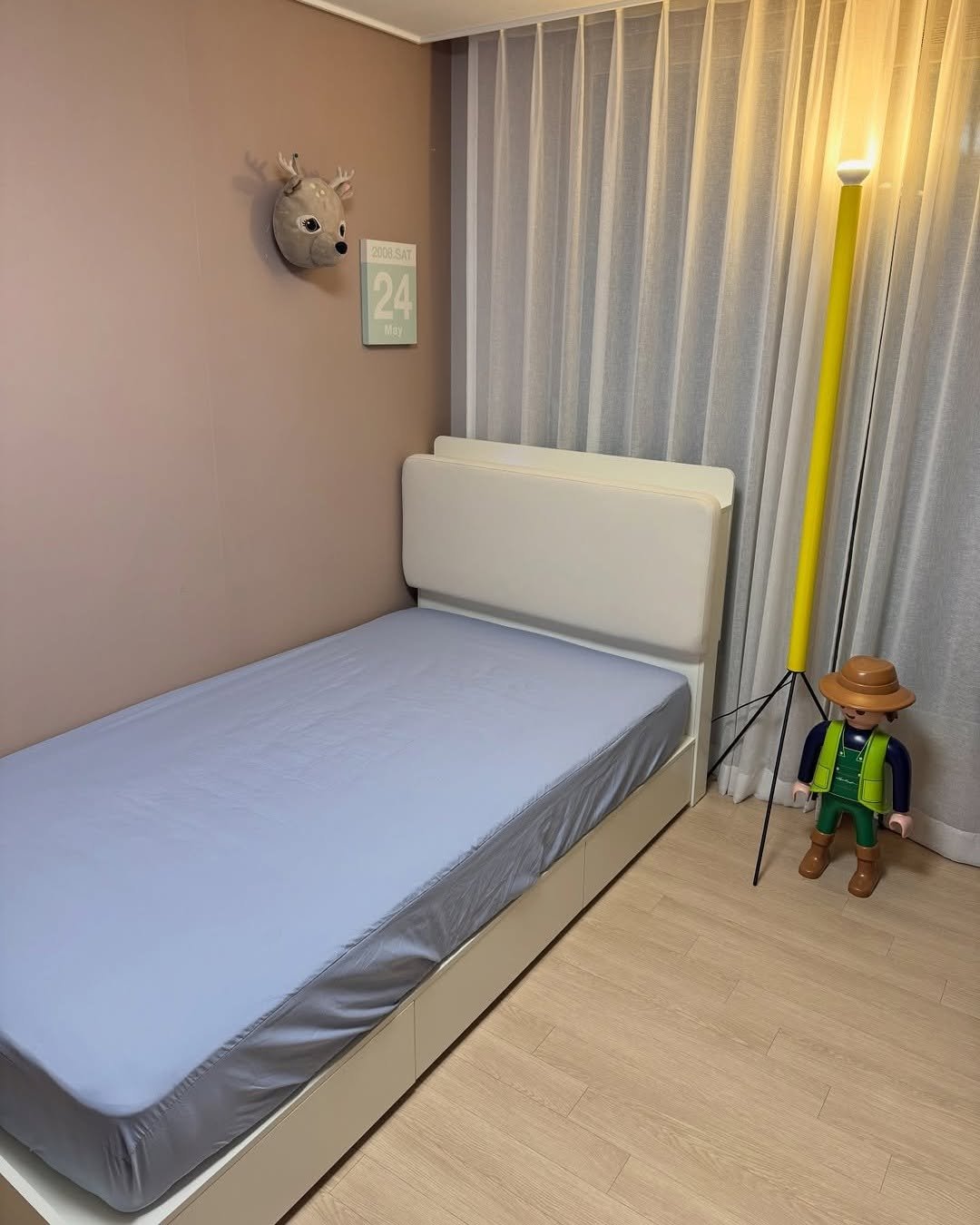 Photo by 🛋️ 썸앤데코 OFFICIAL on December 27, 2025. May be an image of mattress, headboard, bed, bunk bed, bedroom, indoors and text.